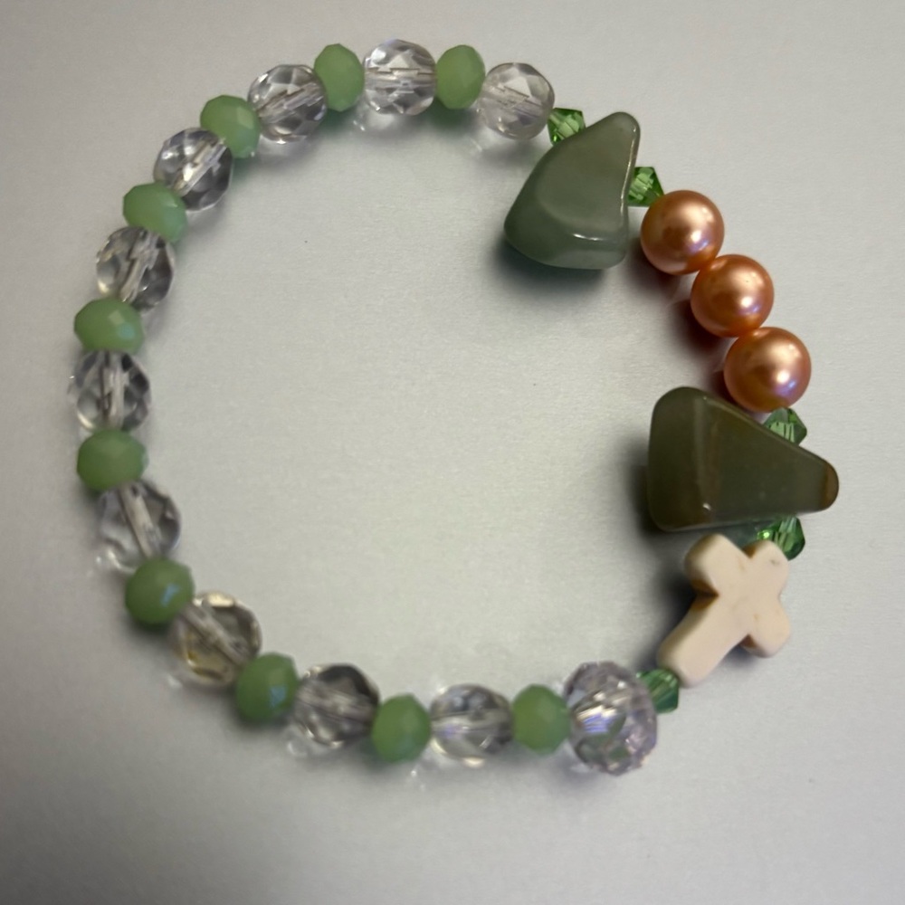 Elegant Green and Pearl Beaded Bracelet